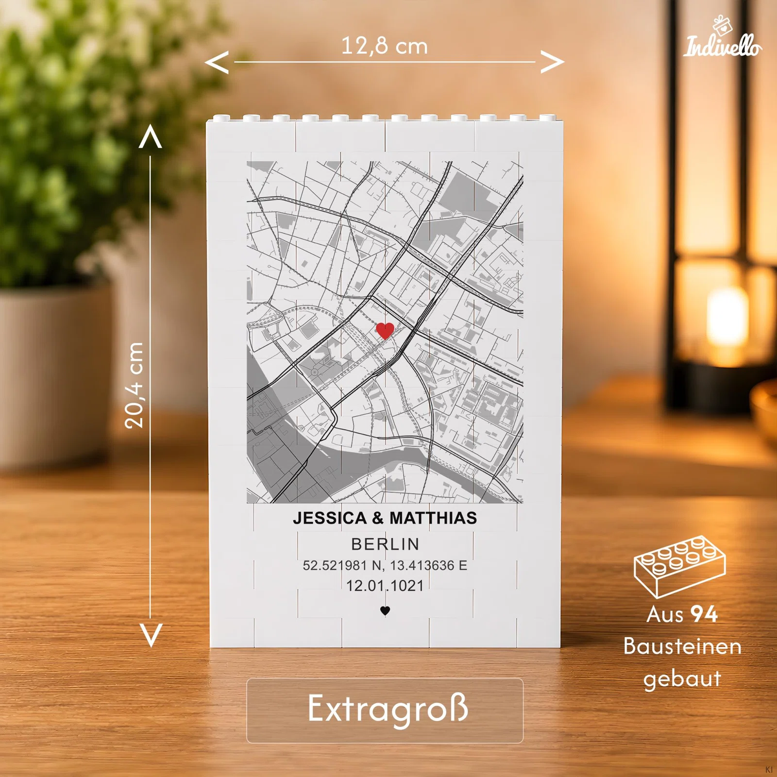 Größenansicht „Extragroß“ eines hochformatigen Stadtplan-Motivs aus 94 weißen Bausteinen: 12,8 cm breit und 20,4 cm hoch, mit schwarz-grauer Karte, rotem Herz und personalisierbaren Angaben.