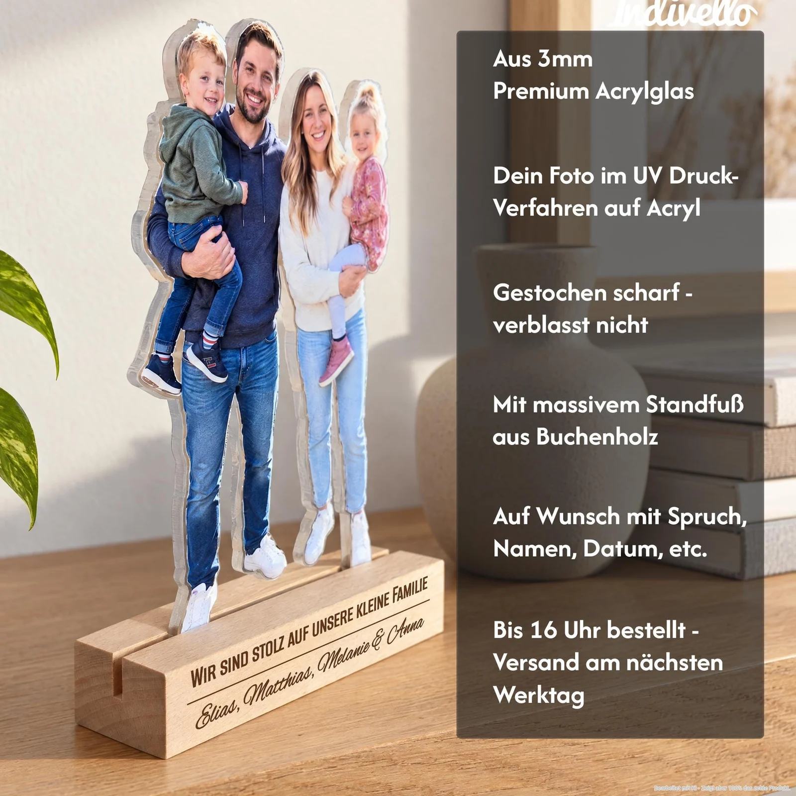 Freistehender, konturgeschnittener Familien-Fotoaufsteller in einem gravierten Holzsockel, frontal auf einem Tisch im Wohnraum gezeigt. Die Infografik nennt 3 mm Acrylglas mit UV-Druck sowie eine optionale Personalisierung mit Spruch, Namen oder Datum.