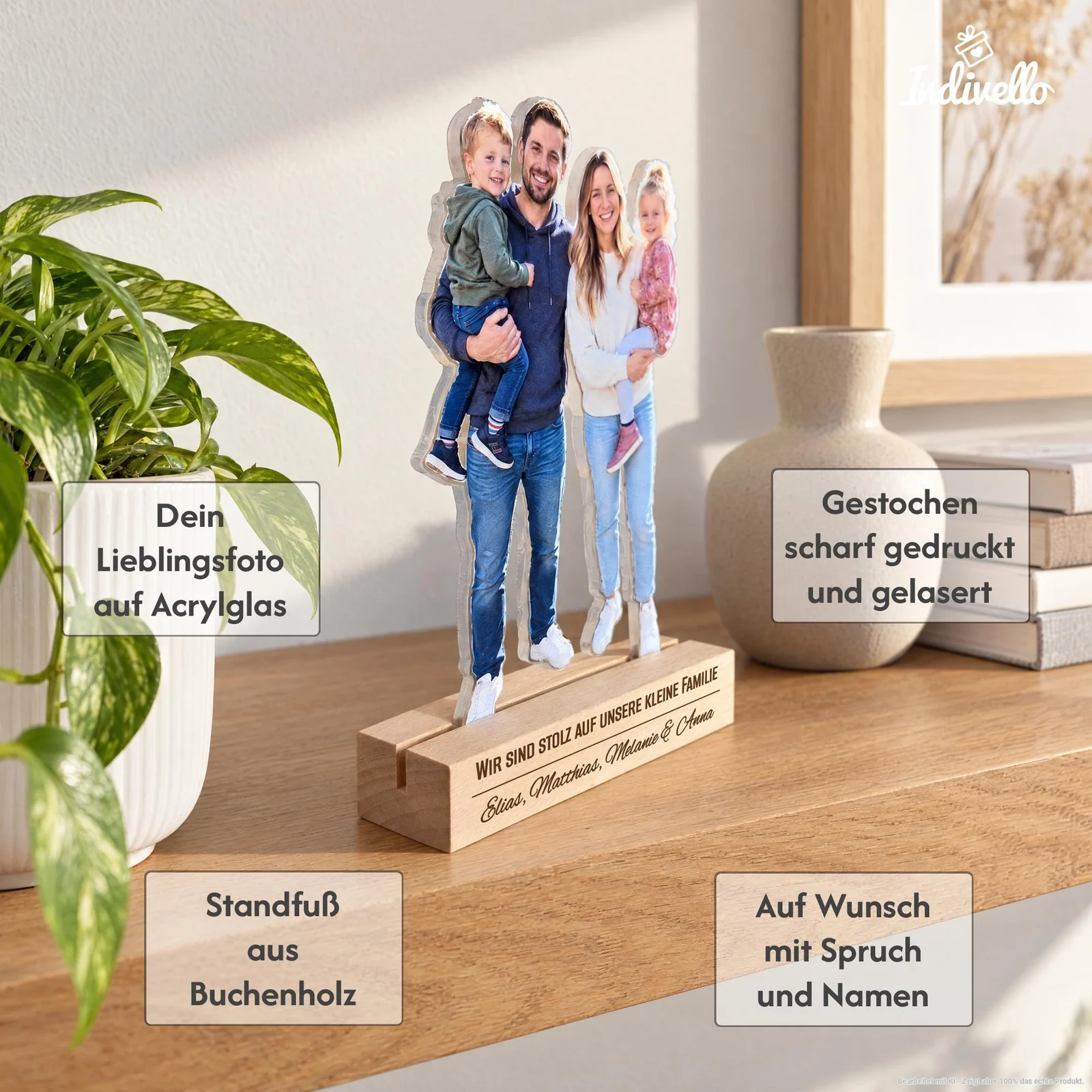 Freistehender, konturgeschnittener Acrylglas-Fotoaufsteller mit dem Bild einer vierköpfigen Familie, frontal in einem hellen Wohnraum gezeigt. Er steckt in einem hellen Holzsockel mit personalisiertem Spruch und Namen; eingeblendete Hinweise nennen scharfen Druck, Laserung und einen Standfuß aus Buchenholz.