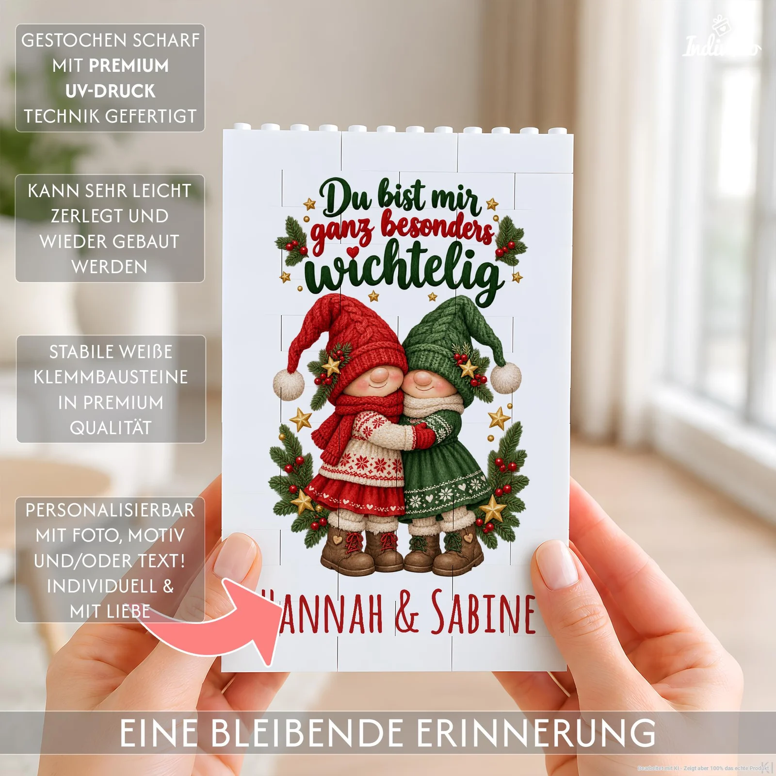 Frontal gehaltenes Bild aus weißen Klemmbausteinen mit zwei sich umarmenden Weihnachtswichteln in Rot und Grün, Tannenzweigen und dem Spruch „Du bist mir ganz besonders wichtig“ sowie den Namen „Hannah & Sabine“. Seitliche Infokästen weisen auf UV-Druck, leichtes Zerlegen und Wiederaufbauen sowie Personalisierung mit Foto, Motiv oder Text hin.