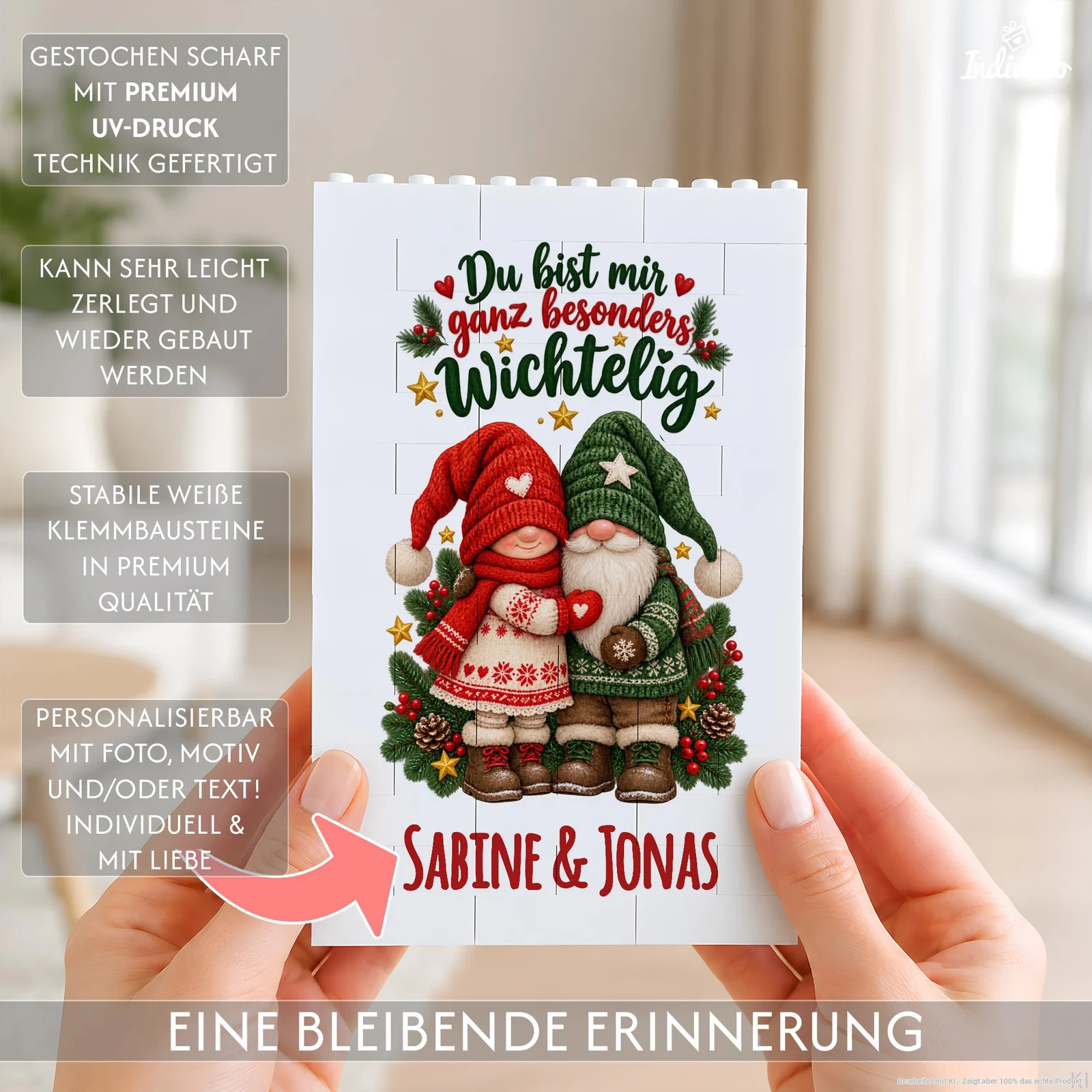 Frontal gehaltene, rechteckige Tafel aus weißen Klemmbausteinen mit zwei weihnachtlichen Wichteln in Rot und Grün, Tannenzweigen, Sternen und dem Aufdruck „Du bist mir ganz besonders Wichtelig“ sowie „Sabine & Jonas“. Seitliche Infokästen weisen auf UV-Druck, Zerlegbarkeit und Personalisierung mit Foto, Motiv oder Text hin.