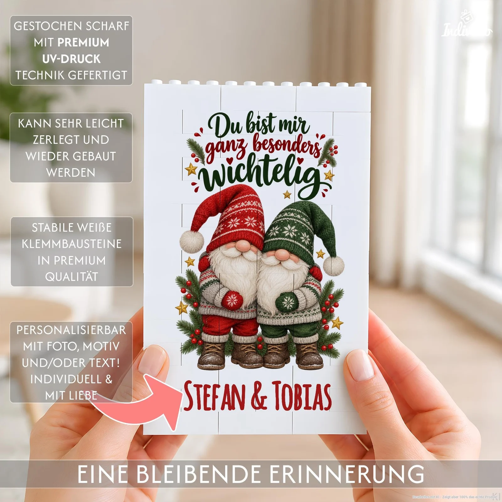 Zwei Hände halten frontal ein weißes Bild aus Klemmbausteinen mit zwei Weihnachtswichteln in Rot und Grün, Tannenzweigen, Beeren und Sternen. Darauf stehen „Du bist mir ganz besonders wichtelig“ und „Stefan & Tobias“; Infokästen weisen auf UV-Druck, leichtes Zerlegen und Wiederaufbauen sowie Personalisierung mit Foto, Motiv oder Text hin.