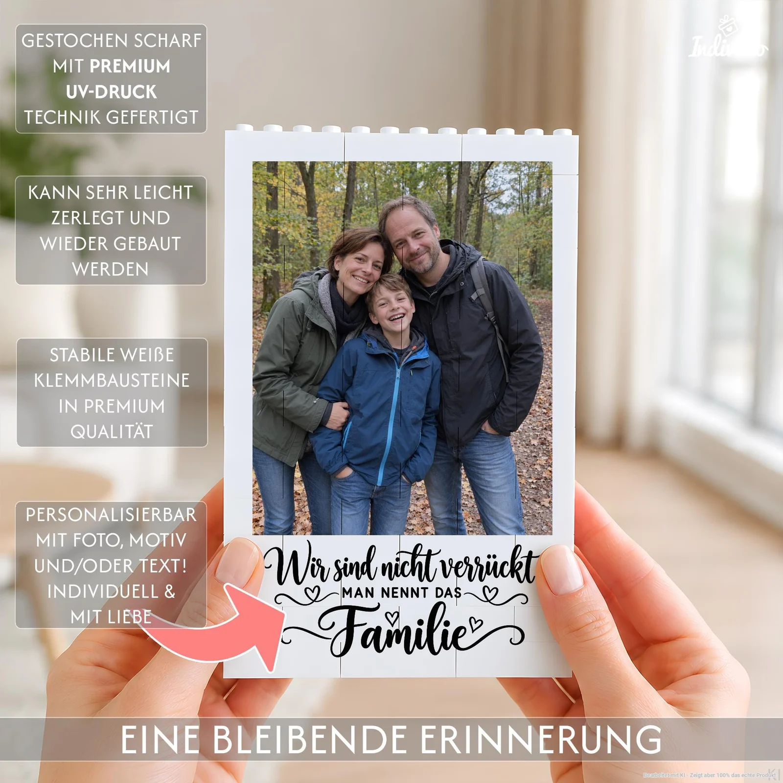 Zwei Hände halten frontal ein weißes Bild aus Klemmbausteinen mit einem Familienfoto im herbstlichen Wald und dem Schriftzug „Wir sind nicht verrückt, man nennt das Familie“. Die Infografik zeigt, dass das Bild mit Foto, Motiv oder Text personalisierbar sowie zerlegbar und wieder zusammensetzbar ist.
